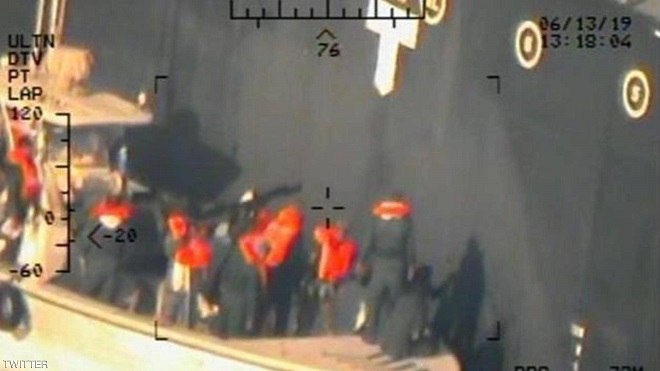 الحرس الثوري يزيل لغما لاصقا لم ينفجر من الناقلة اليابانية الحرس الثوري يزيل لغما لاصقا لم ينفجر من الناقلة اليابانية